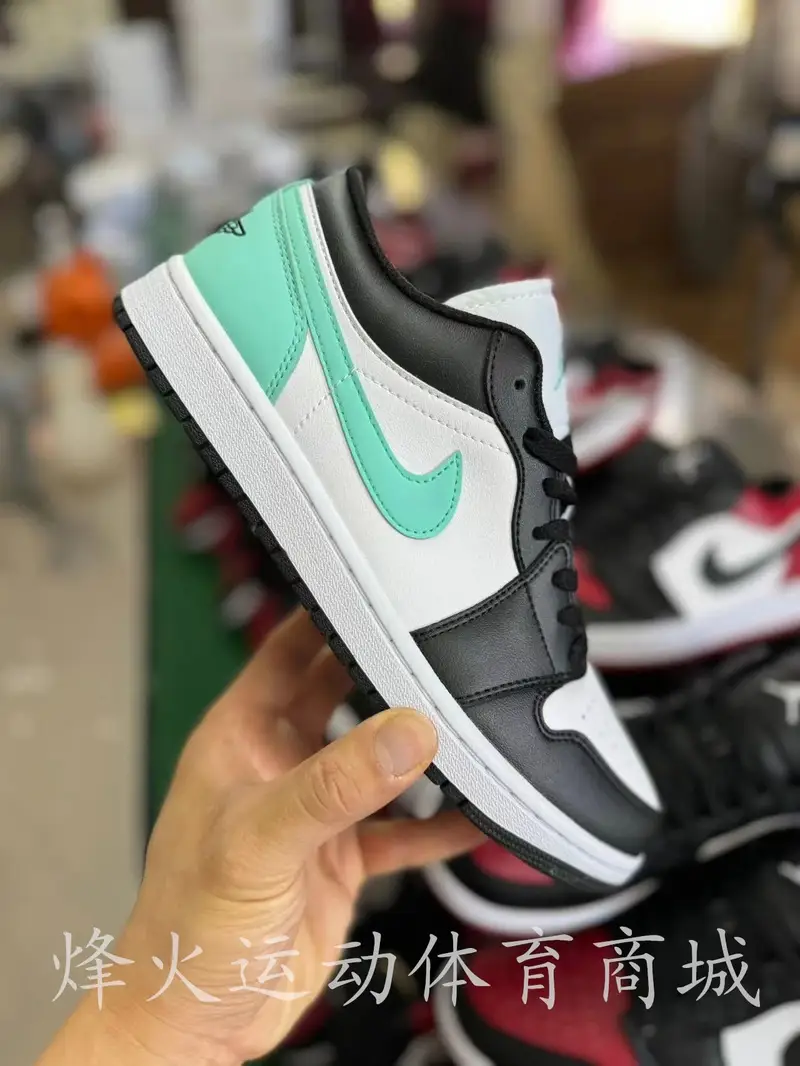 Jordan 1 Low Shoes — White， black and green 553558-131 colorway — USFans Spreadsheet photo