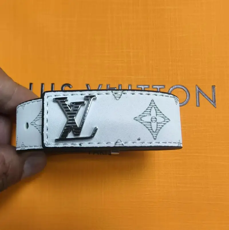 LV Bracelet — White new striped buckle colorway — USFans Spreadsheet photo