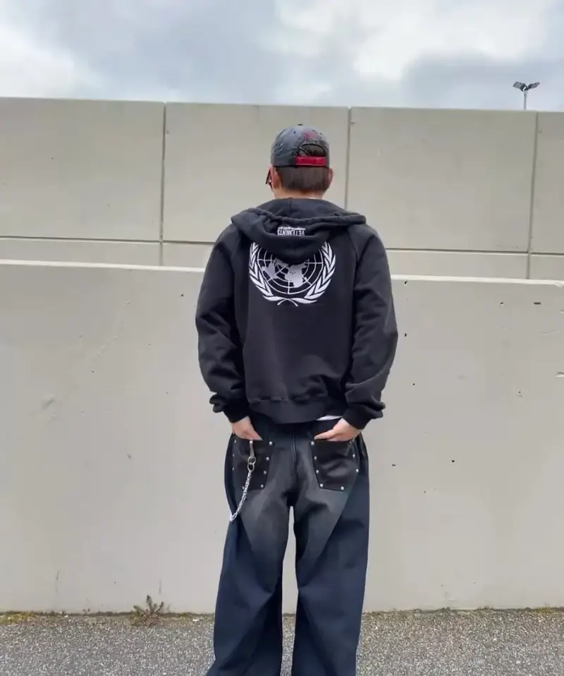 Vetements "Free Hugs" Zip-Up — black colorway — USFans Spreadsheet photo