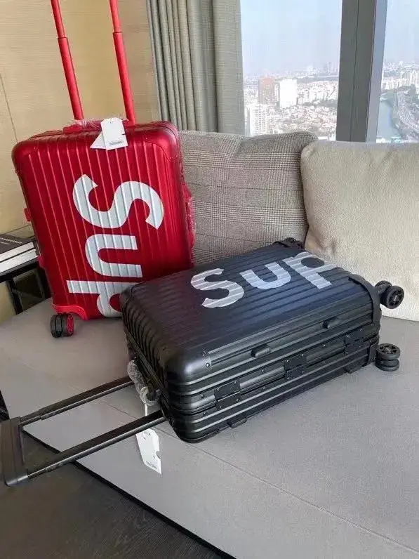 Supreme Luggage Bag — red colorway — USFans Spreadsheet photo
