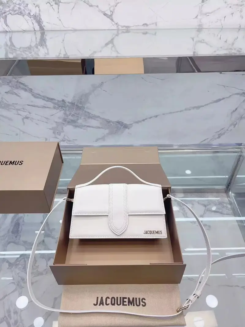 Jacquemus Handbag — White hand-held messenger bag with large colorway — USFans Spreadsheet photo