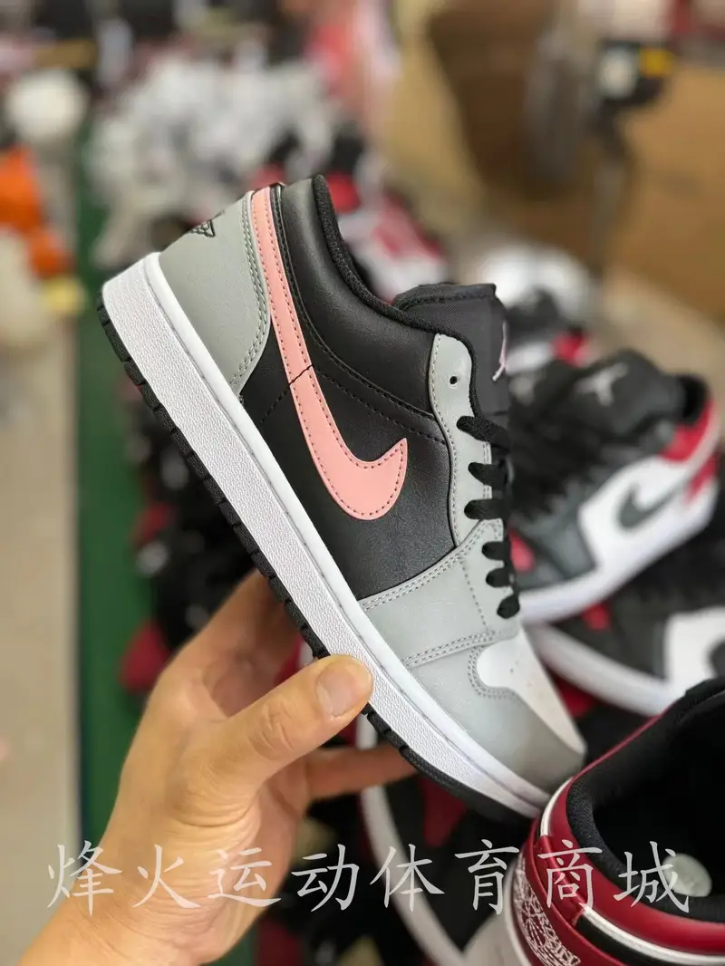 Jordan 1 Low Shoes — White and black powder 553558-062 colorway — USFans Spreadsheet photo