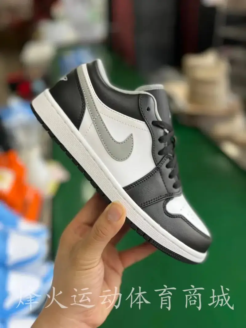 Jordan 1 Low Shoes — Black and white ash 553558-040 colorway — USFans Spreadsheet photo
